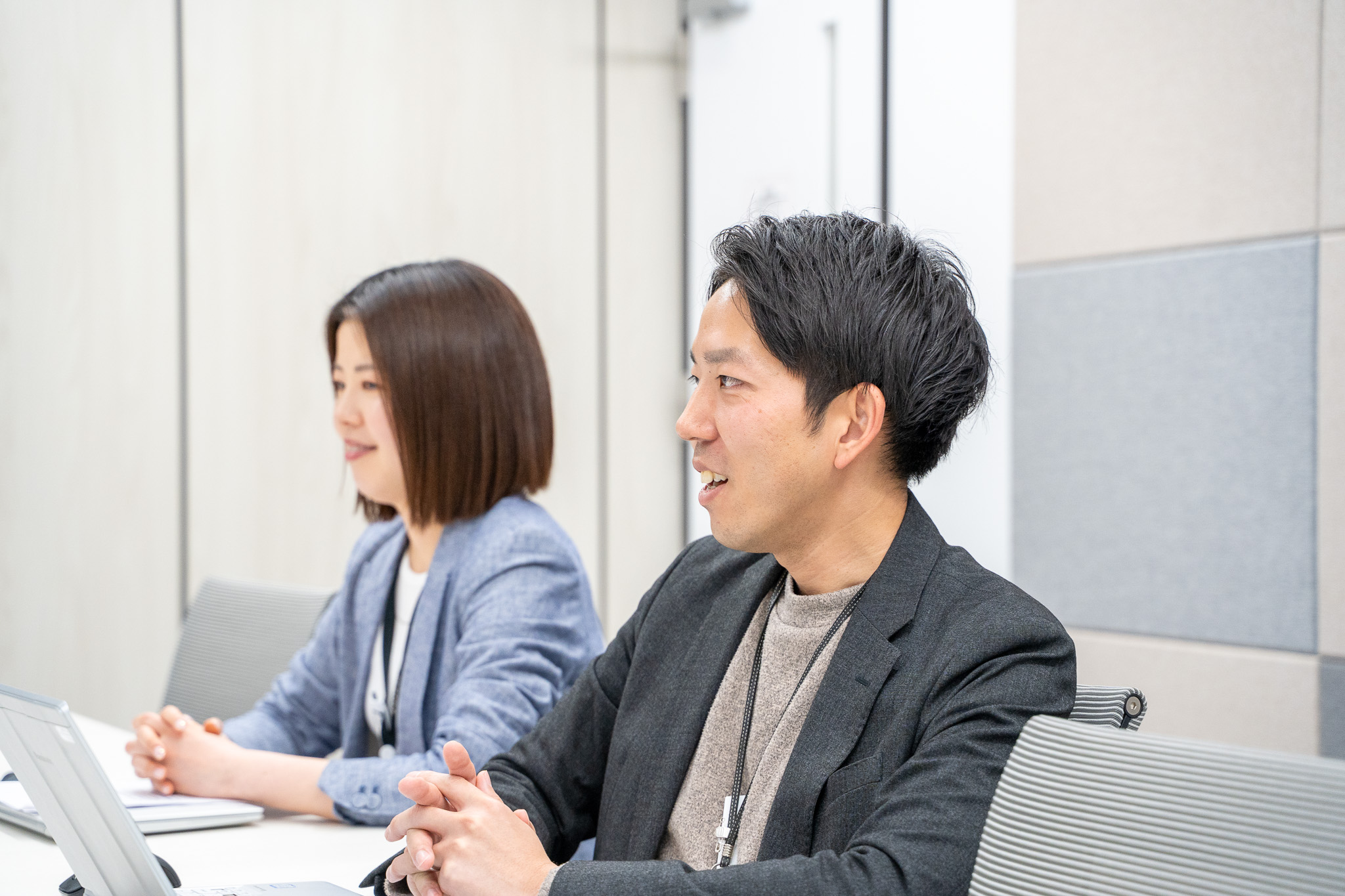 ホテルユニフォーム作成について語る様子