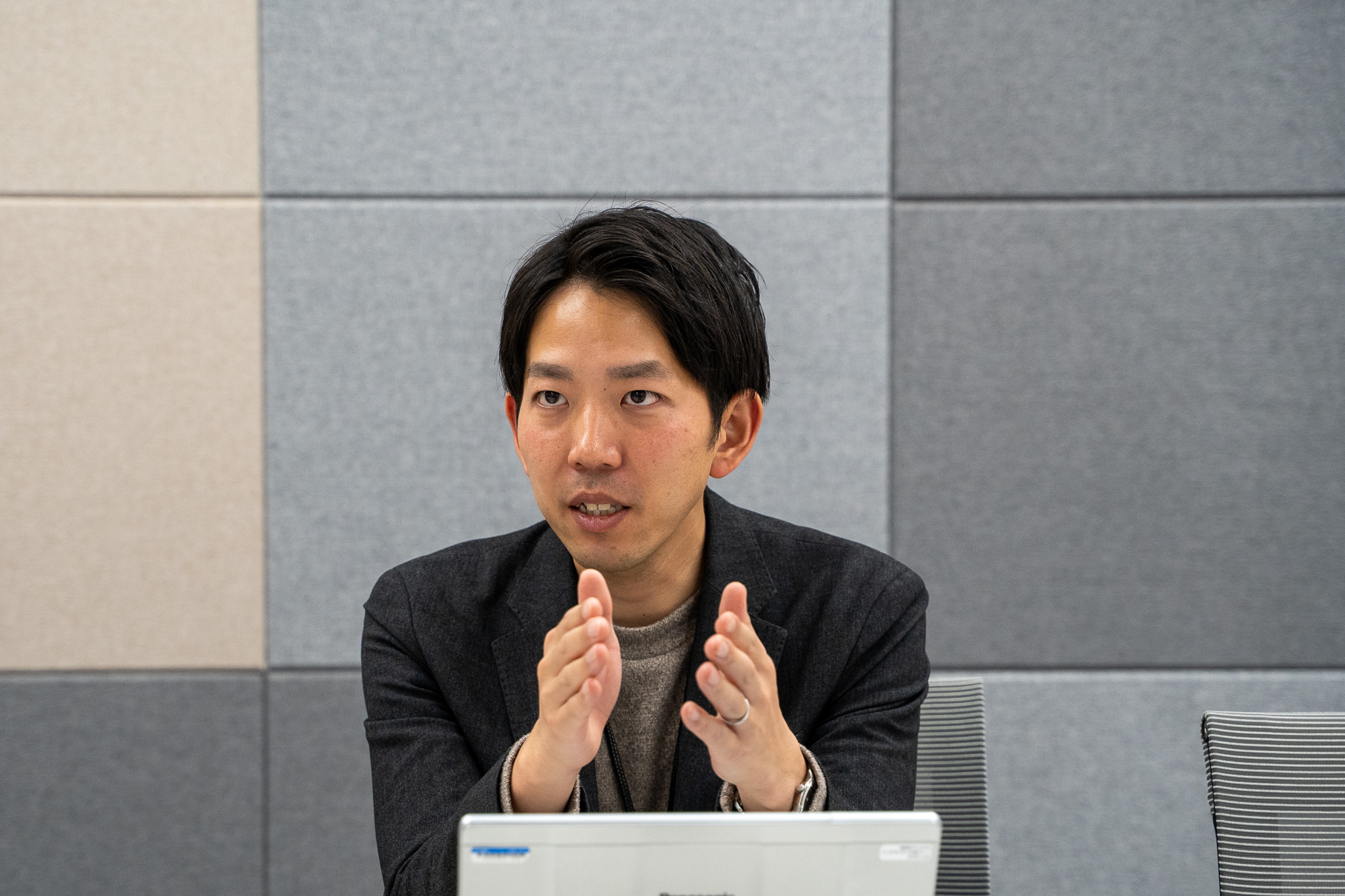 ホテルを双葉町に建設した理由について話す様子