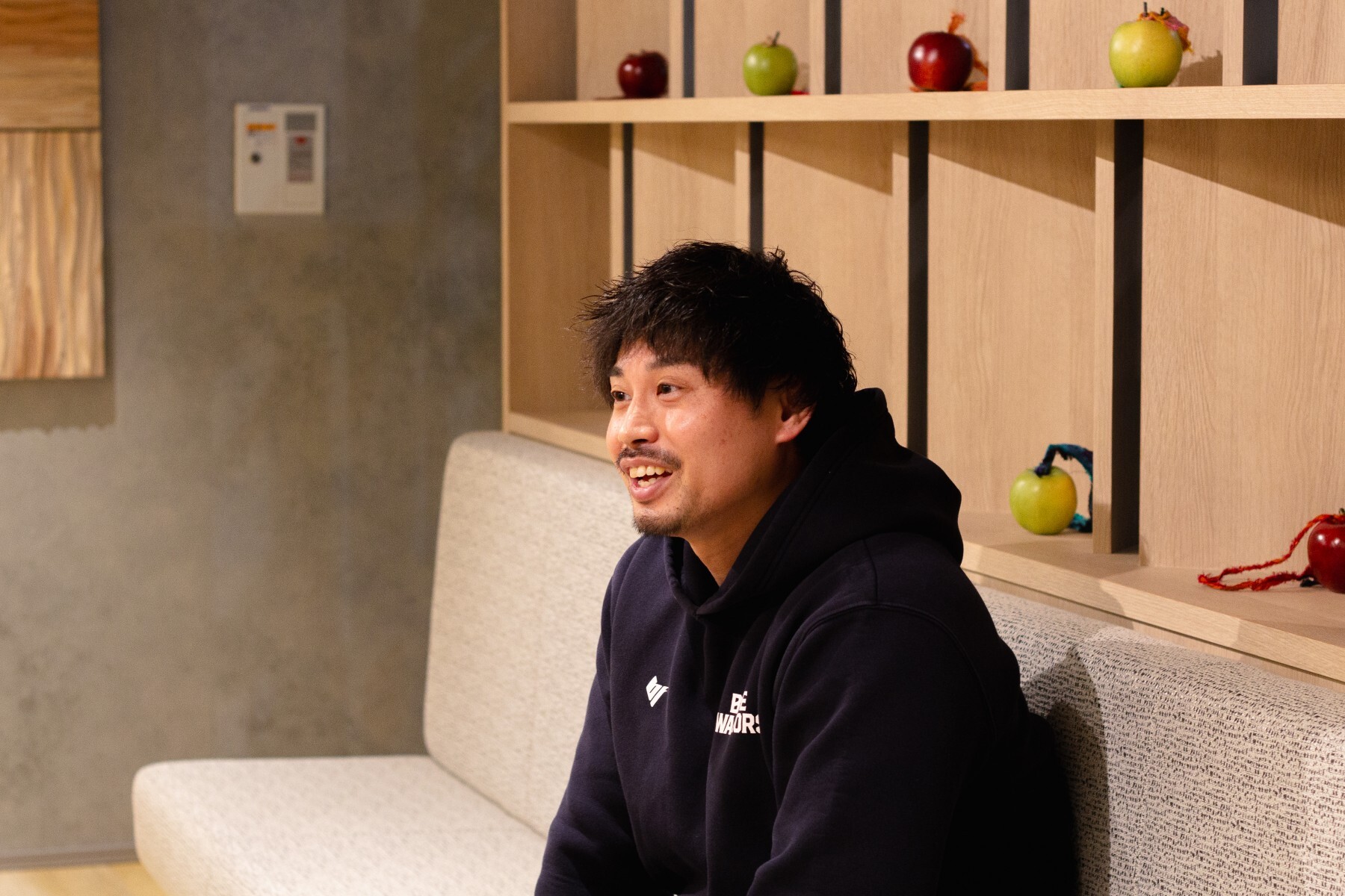 バスケットボールとの出会いについて話す様子