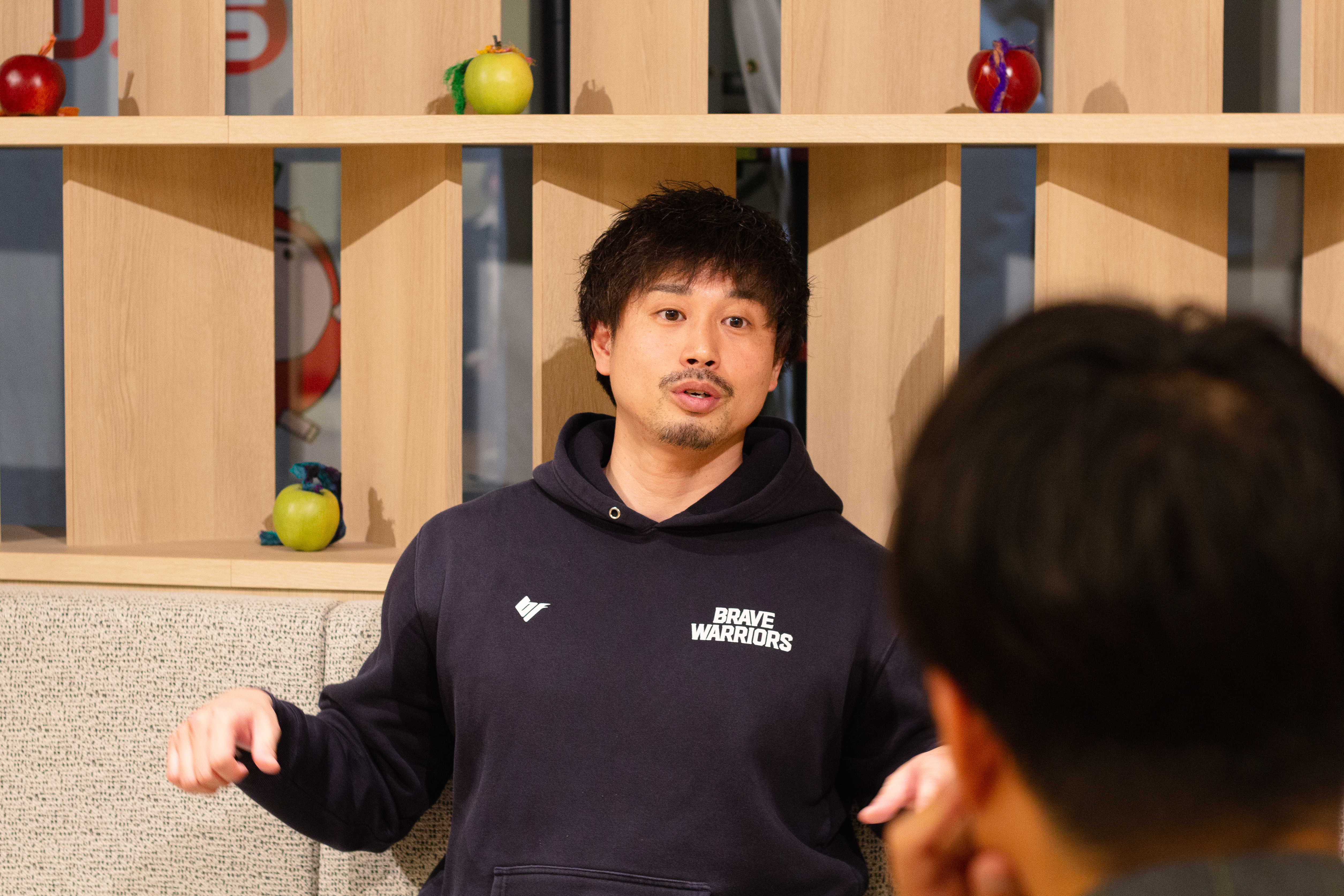 SPEEDY DRY Bizの使用場面を語る様子
