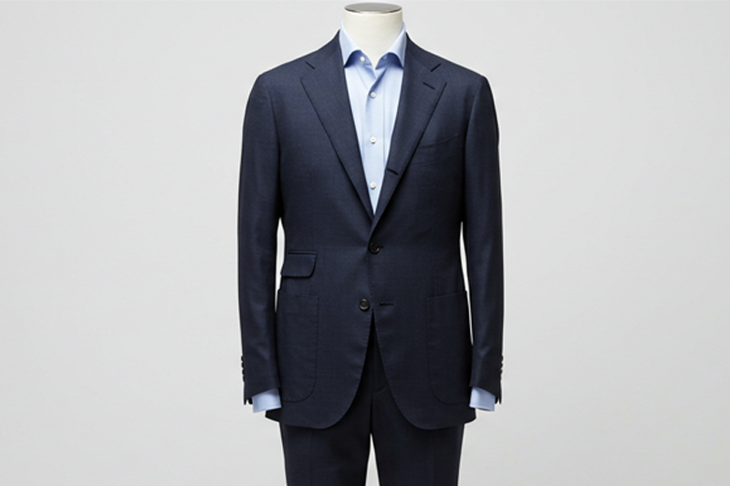 ネイビースーツと青シャツコーデ
